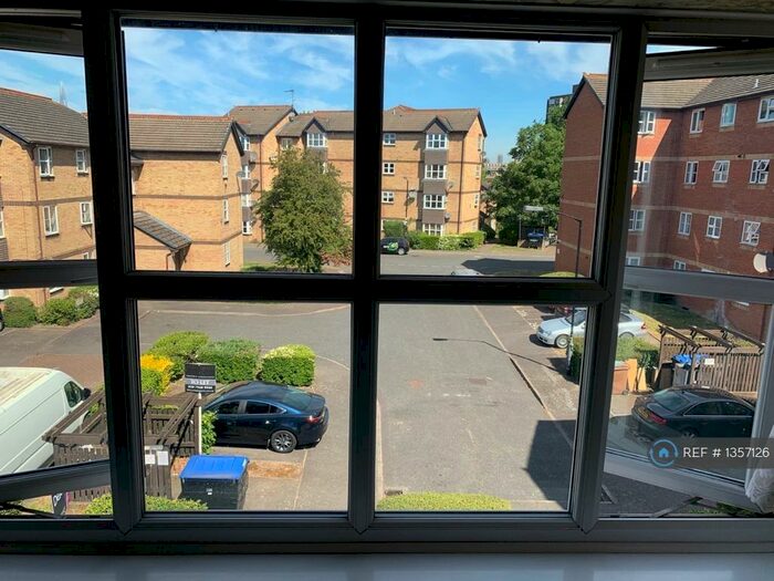 2 Bedroom Flat To Rent In Stubbs Drive, London, SE16