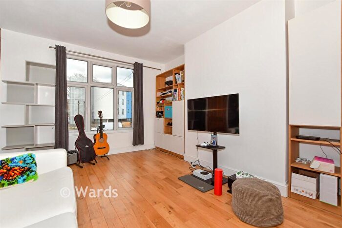 2 Bedroom Apartment For Sale In Tonbridge Road, Maidstone, Kent, ME16