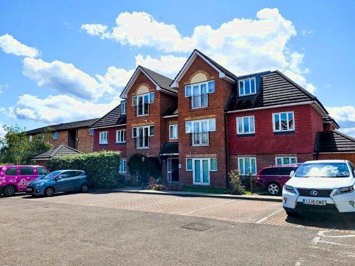3 Bedroom Flat To Rent In Turners Close, London, N20