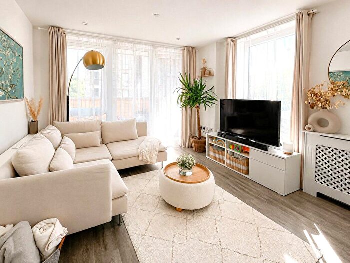2 Bedroom Apartment For Sale In Armstrong Road, Littlemore, Oxford, OX4