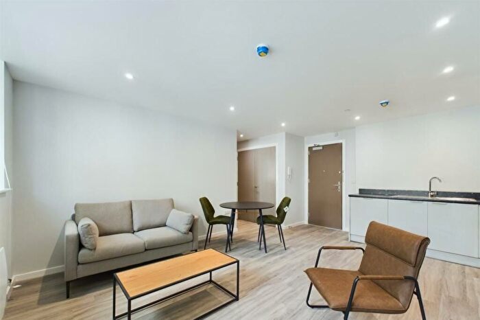 2 Bedroom Flat To Rent In Polesden Gardens, London, SW20