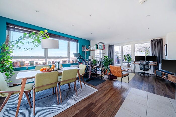 2 Bedroom Flat For Sale In Stanley Road, Acton, London, W3