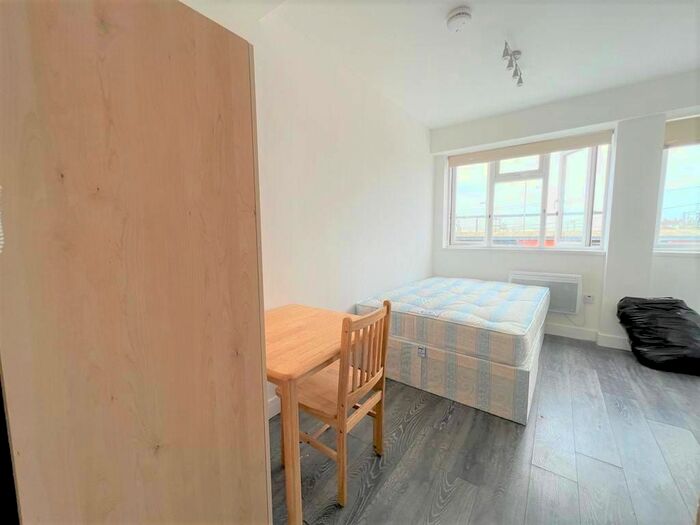 Studio To Rent In High Road, Ilford, IG1