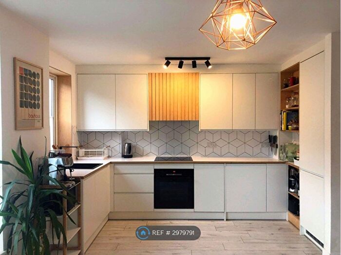 2 Bedroom Flat To Rent In Hackney Road, London, E2