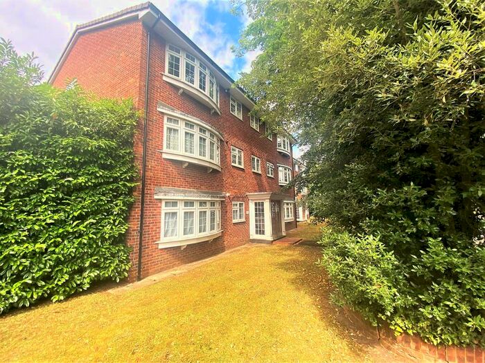 2 Bedroom Flat To Rent In West Road, Maidenhead, SL6