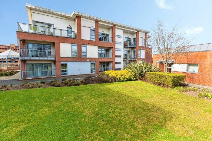 2 Bedroom Flat For Sale In Broad Weir, Bristol, BS1