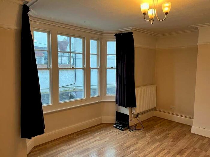 3 Bedroom Flat To Rent In Station Approach West, Earlswood, RH1