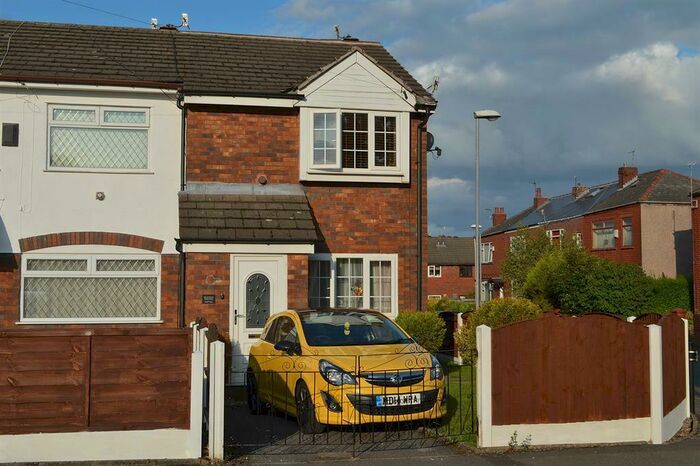 2 Bedroom Town House To Rent In Estate Street, Hathershaw, Oldham, OL8