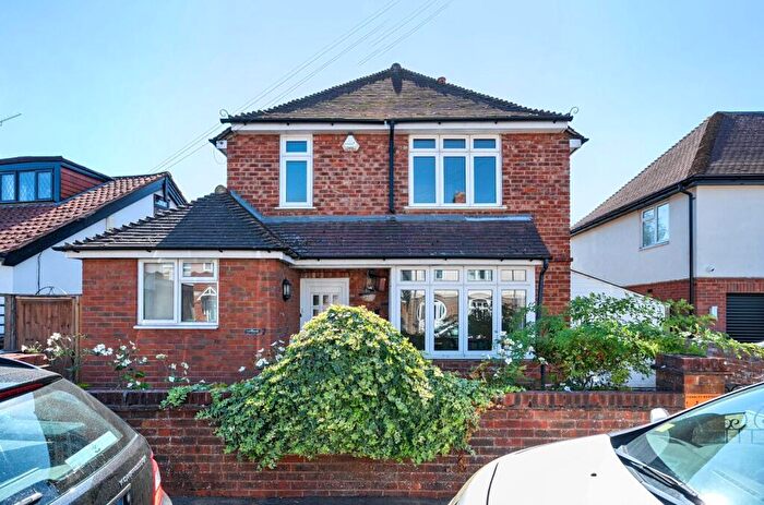 3 Bedroom Detached House For Sale In Krooner Road, Camberley, Surrey, GU15