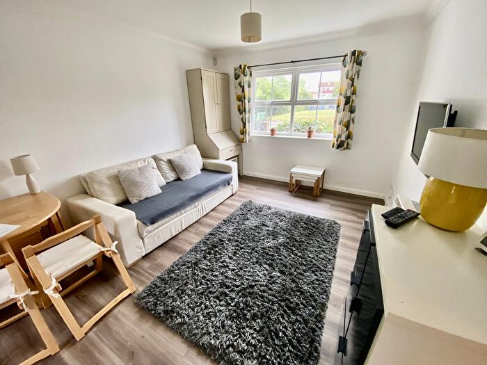 1 Bedroom Flat To Rent In Markdale House, Commercial Way, London, SE15