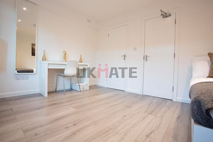2 Bedroom Flat To Rent In Newington Butts, London, SE11