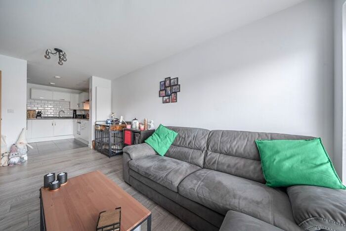 2 Bedroom Flat For Sale In Wentworth Place, Bracknell, Berkshire, RG42