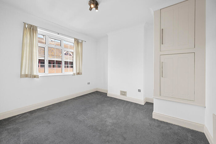 2 Bedroom Apartment For Sale In West Barnes Lane, New Malden, KT3