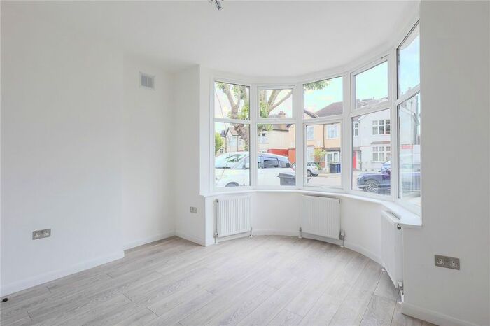 3 Bedroom Flat To Rent In Hayes Crescent, Golders Green, London, NW11