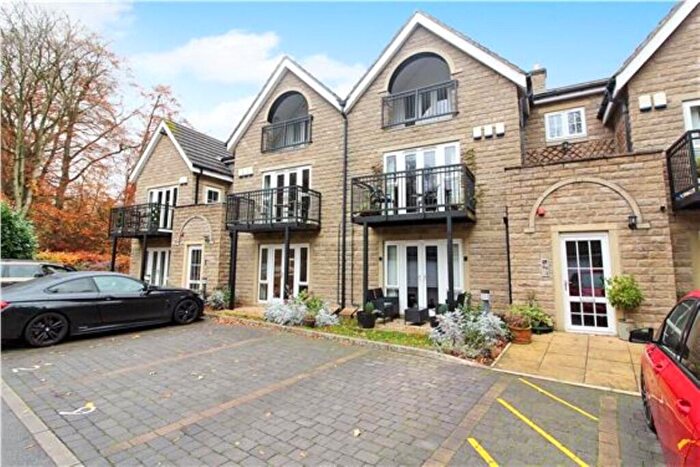 2 Bedroom Flat For Sale In Shadwell Lane, Leeds, LS17