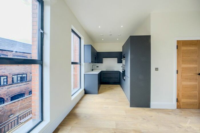 3 Bedroom Town House To Rent In Sydenham Place, Tenby Street, Jewellery Quarter, B1