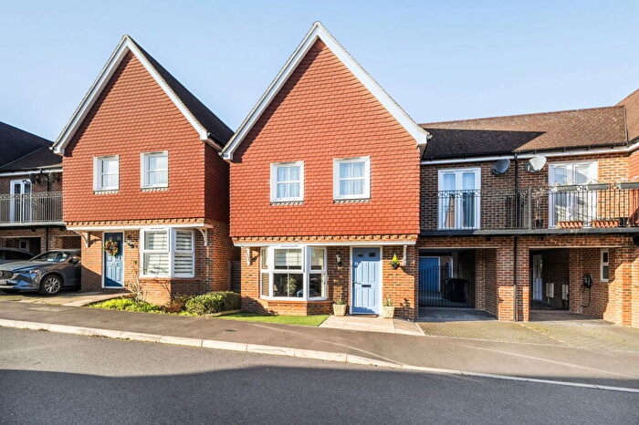 4 Bedroom Link Detached House For Sale In Eling Crescent, Sherfield-on-Loddon, RG27