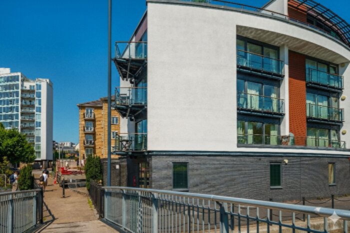 2 Bedroom Flat For Sale In Basin Approach, London, Greater London, E14