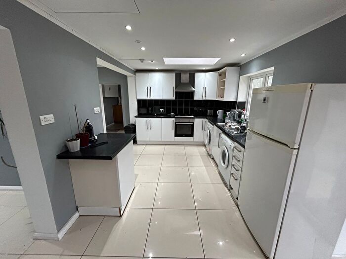 5 Bedroom Semi-Detached House To Rent In Harpenden Road, St.Albans, AL3