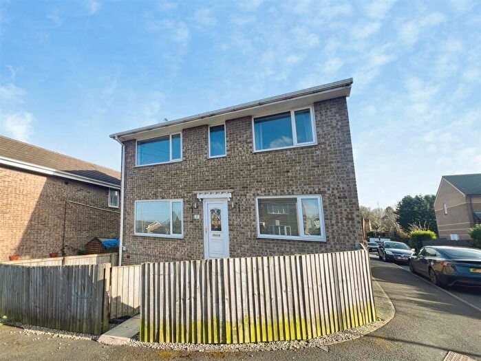 3 Bedroom Detached House For Sale In Dorian Close, Bradford, BD10
