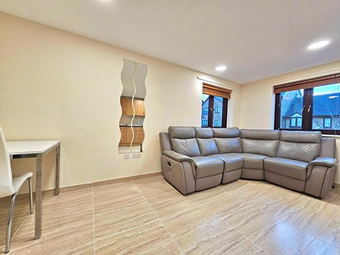 2 Bedroom Flat To Rent In Riverside Close, London, E9