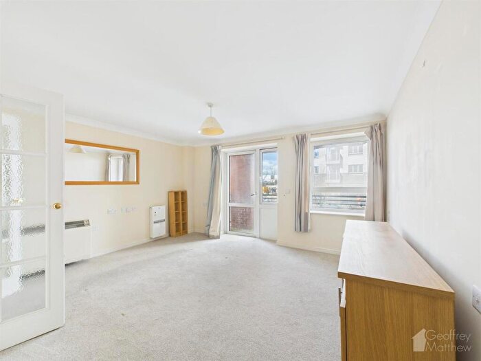 1 Bedroom Apartment For Sale In Pinetree Court, Danestrete, Stevenage, SG1