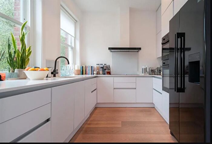 4 Bedroom Flat To Rent In Frognal Lane, London, NW3