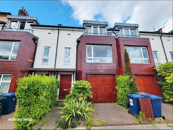 3 Bedroom Town House For Sale In Lincoln Road, Finchley, London, N2