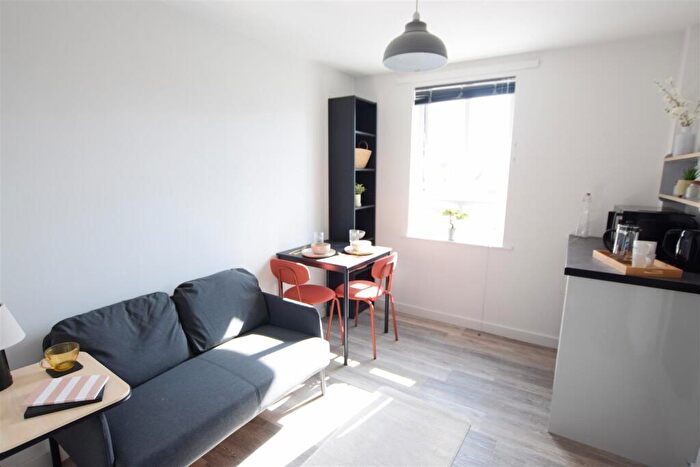 Studio To Rent In Brayford Court - Studio Room - /, LN1
