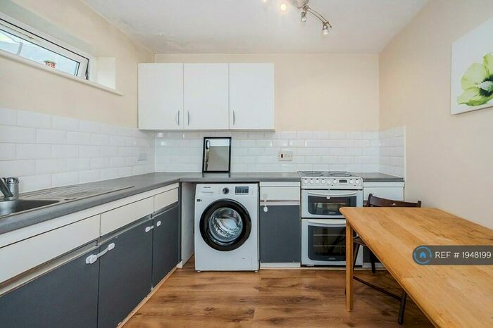 2 Bedroom Flat To Rent In Pear Tree Court, Ilford, IG2