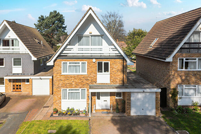 5 Bedroom Detached House For Sale In Fox Close, Weybridge, KT13
