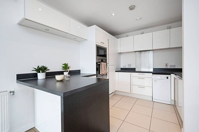 2 Bedroom Flat For Sale In Harford Street, Stepney, London, E1