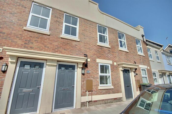 3 Bedroom Town House To Rent In New Road, Portsmouth, PO2