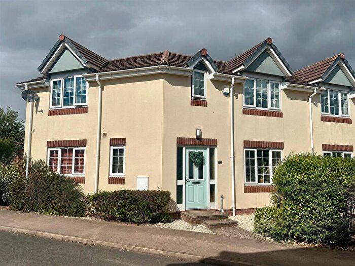 3 Bedroom End Of Terrace House For Sale In Woodfield Close, Kingstone, HR2