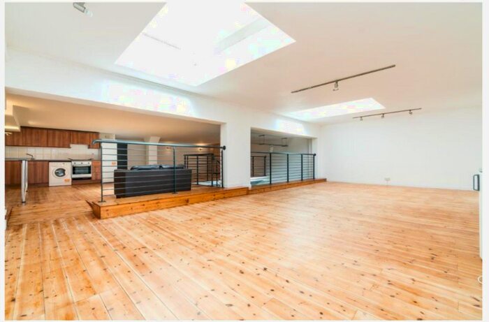 Studio To Rent In Somerford Grove, London, N16