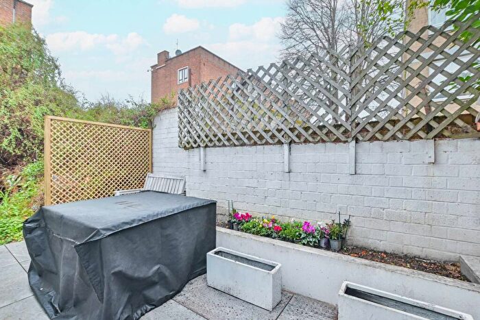 2 Bedroom Maisonette For Sale In Balls Pond Road, Islington, London, N1