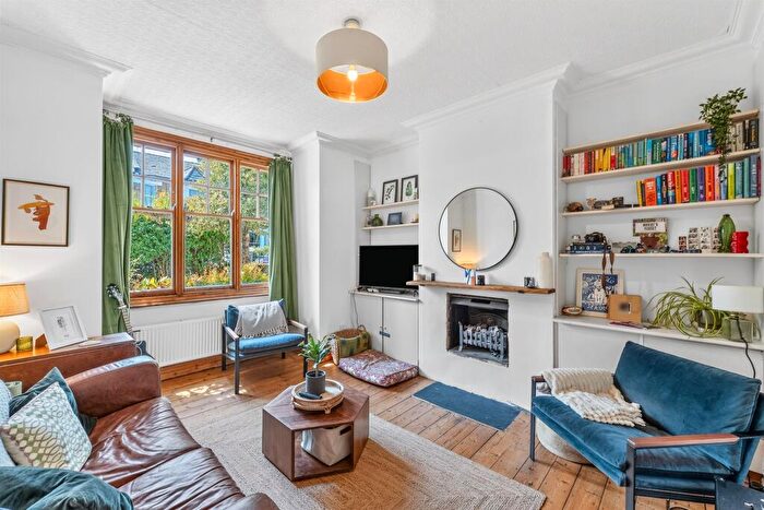 2 Bedroom Flat For Sale In Balham Park Road, London, SW12