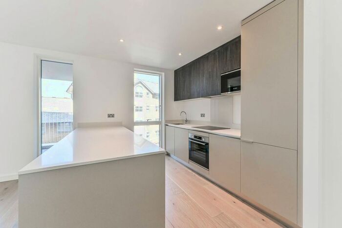 3 Bedroom Flat To Rent In Boulevard Point, Croydon, CR0