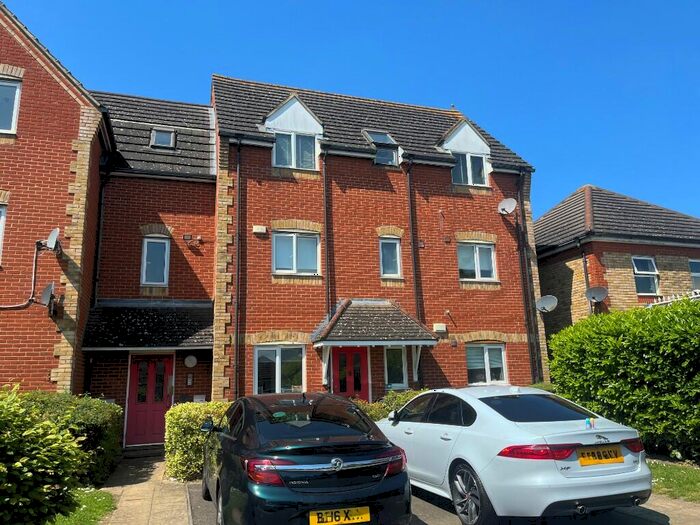 2 Bedroom Flat To Rent In Bluebell Close, Romford, RM7