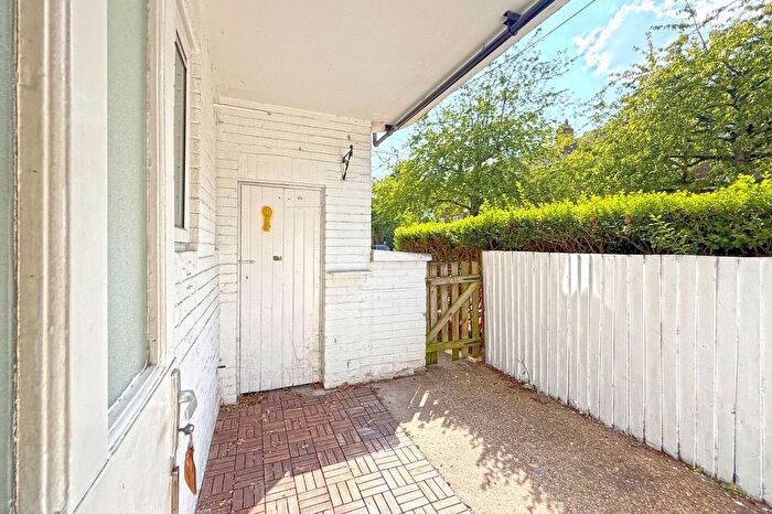 2 Bedroom Flat For Sale In Beaufort Road, Richmond, TW10