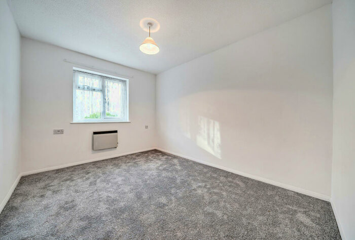 1 Bedroom Apartment For Sale In Chatsworth Place, Mitcham, CR4