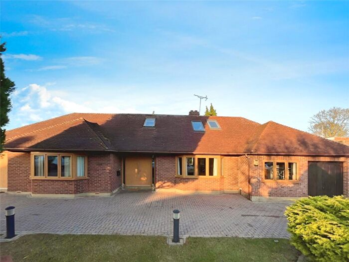 4 Bedroom Bungalow For Sale In Kenwood Avenue, New Barn, Kent, DA3