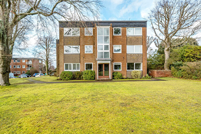 1 Bedroom Flat For Sale In Rossiter Lodge, Rosetrees, Guildford, GU1