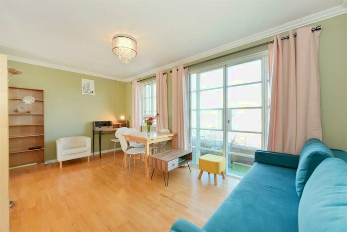1 Bedroom Apartment To Rent In The Watergardens, Limehouse, E14