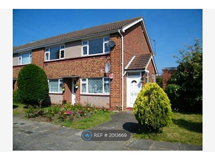 2 Bedroom Maisonette To Rent In The Vineries, London, N14