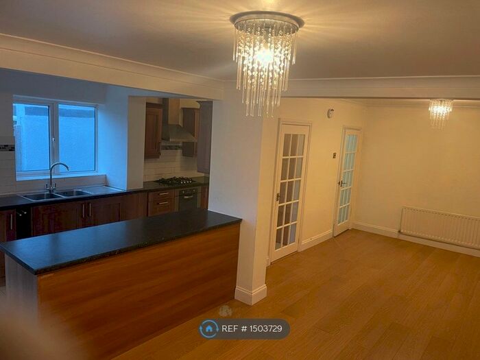 3 Bedroom Semi-Detached House To Rent In Linden Road, Luton, LU4