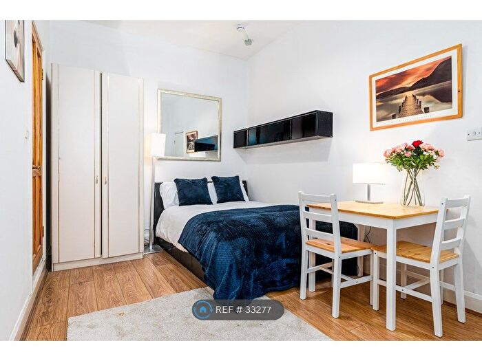 Studio To Rent In Parade Mansions, London, NW4