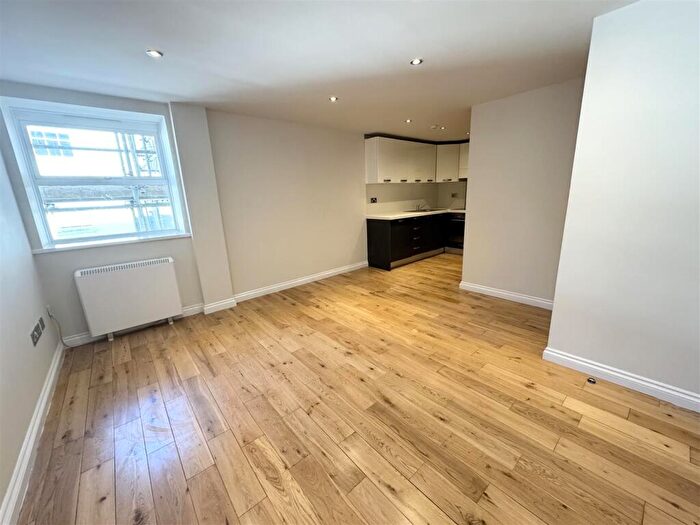 2 Bedroom Flat To Rent In Hill House, Western Road, Hove, BN3