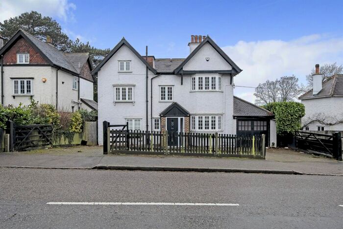 4 Bedroom House To Rent In Bedroom Detached House In Sanderstead, CR2