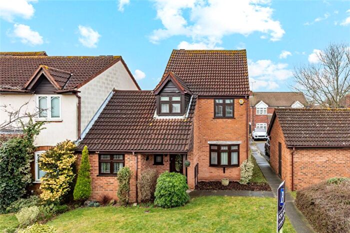 3 Bedroom Link Detached House For Sale In St. Leonards Way, Hornchurch, RM11